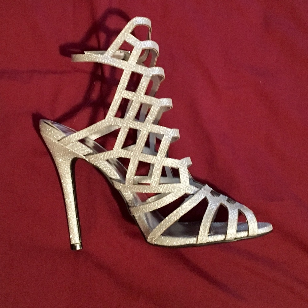 Silver Heels - Picture 3 of 8
